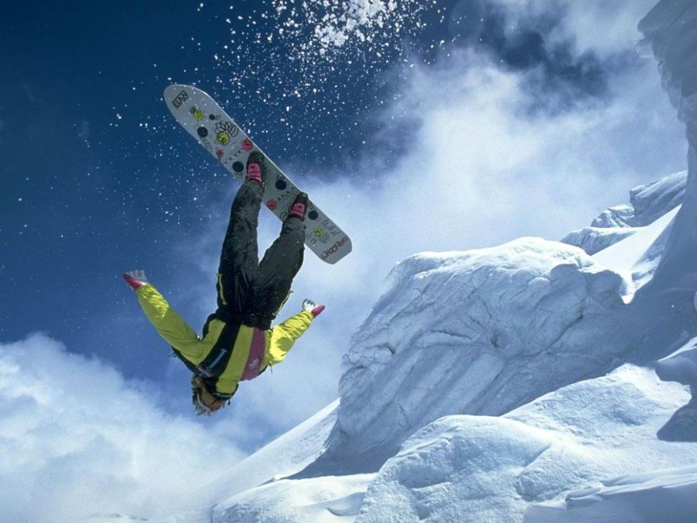 Jazda na snowboardzie w nieczynnym parku wodnym