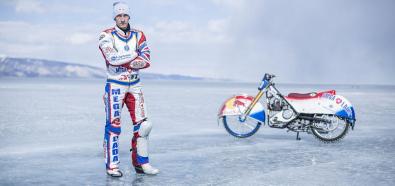 Daniil Ivanovc szaleje motocrossem po lodzie