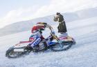 Daniil Ivanovc szaleje motocrossem po lodzie