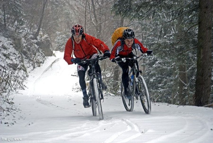 Jazda po śniegu na rowerze