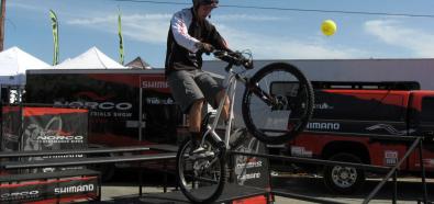 Ryan Leech prezentuje swoje umiejętności jazdy na rowerze