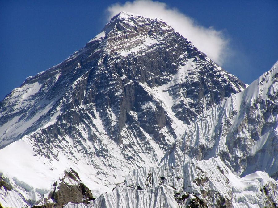 Mount Everest: Trzy osoby zginęły, dwie uważa się za zaginione