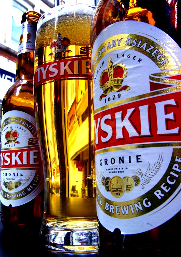 Polacy piją coraz tańsze piwa